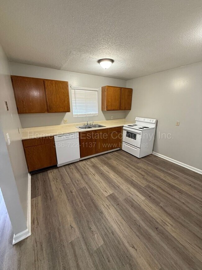 Building Photo - 1004 Salisbury St