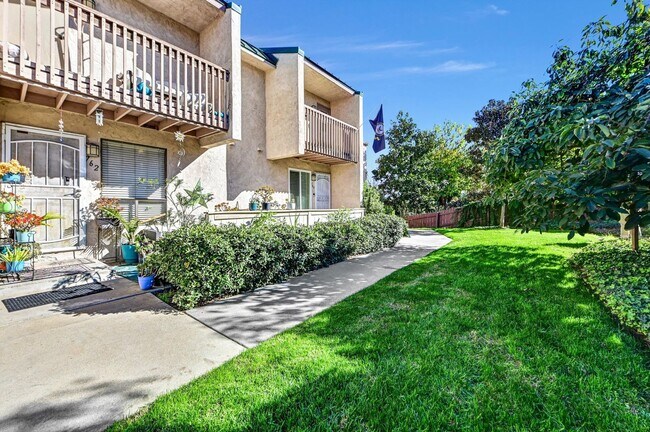 Building Photo - 3 Bedroom Townhome in the Vista de Vista Community