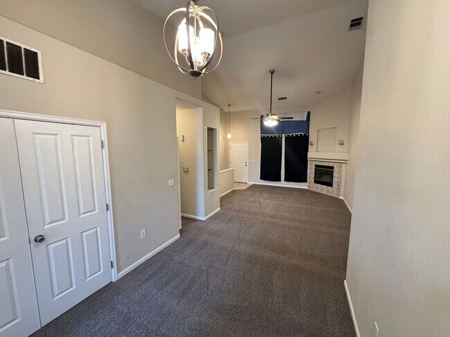 Building Photo - 4005 S Dillon Way