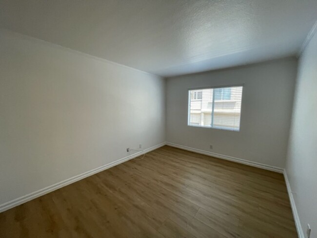 Building Photo - Beautiful 2 bedroom/2 bath end unit condo ...