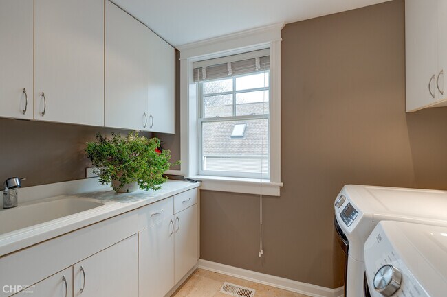 Building Photo - 2663 N Marshfield Ave