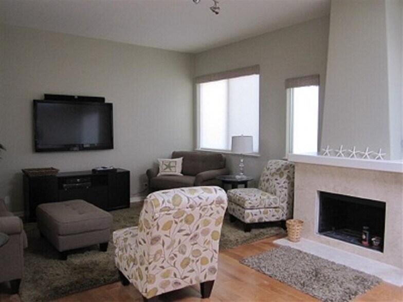 Building Photo - 4008 Ocean Dr