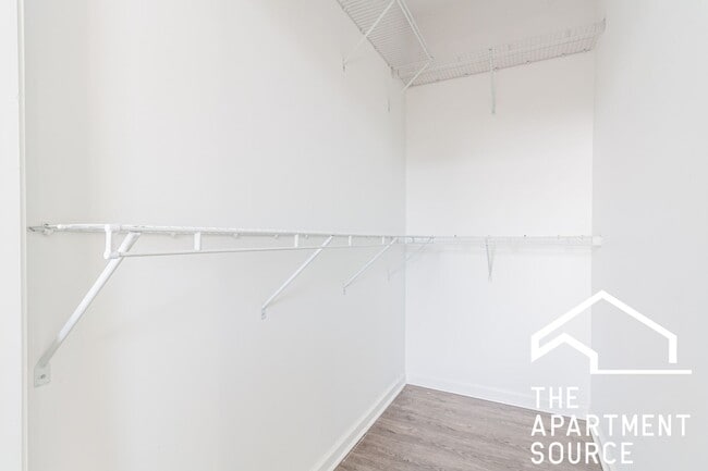 Building Photo - MASSIVE Loft-style condo-quality 2 Bed/2 ba IN UNIT LAUNDRY in Wrigley!