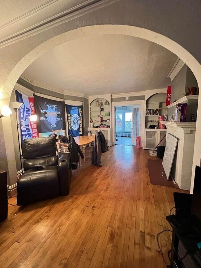 Building Photo - AVAILABLE NOW - Large 4 bedroom in Lakesid...