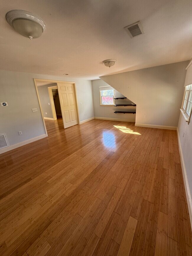 Building Photo - 173R Maple Ave