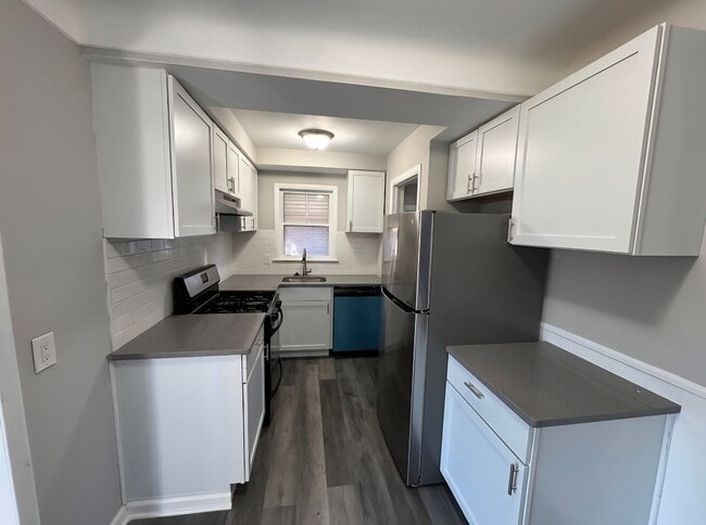 Building Photo - Charming newly renovated 3 bedroom bungalow