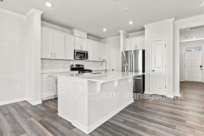 Building Photo - 5811 Woodlawn Dr