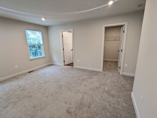 Building Photo - New Build (never lived in) townhouse avail...
