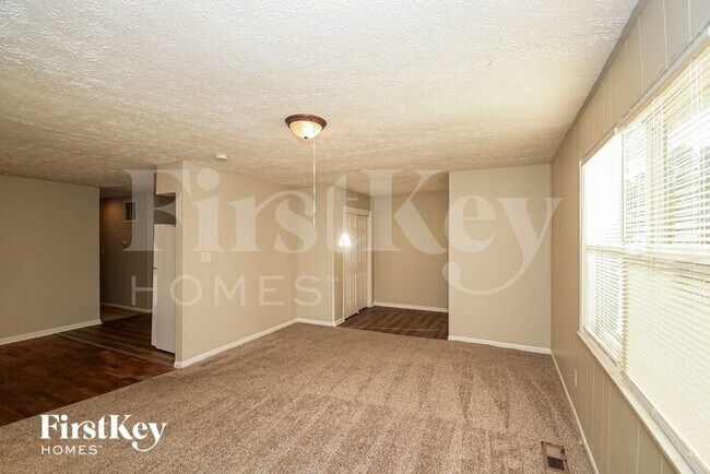 Building Photo - 4601 N Richardt Ave