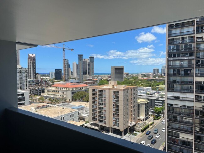 Building Photo - Studio with 1 covered parking (Honolulu)