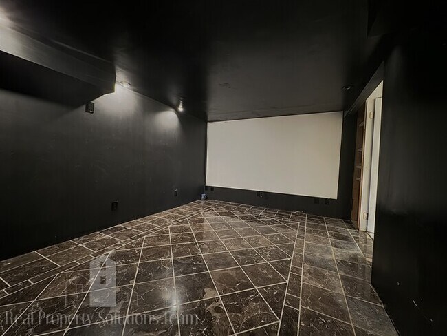 Building Photo - Beautiful home in Clintonville