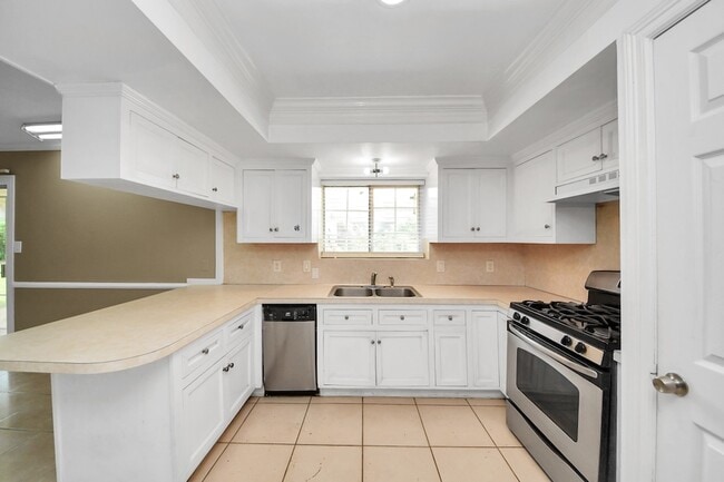 Building Photo - 811 Hillcrest Dr