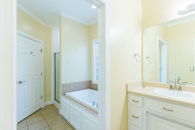Building Photo - 4004 Grey Oak Dr