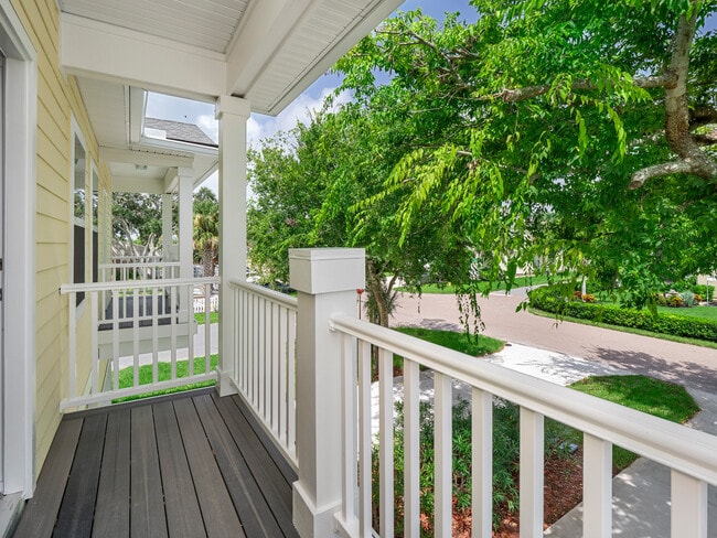 Building Photo - 786 6th Ave S