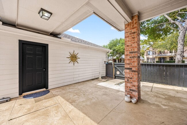 Building Photo - 6010 Gatewood Manor Dr