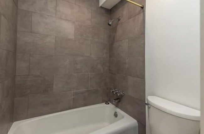 Building Photo - 3BD/2.5BA Townhouse located in Barfield Place!