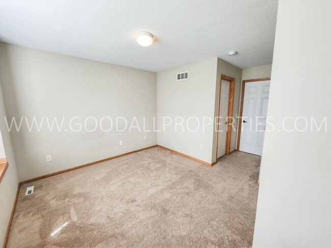 Building Photo - 2 Bedroom 2.5 Bath Townhome In West Des Mo...