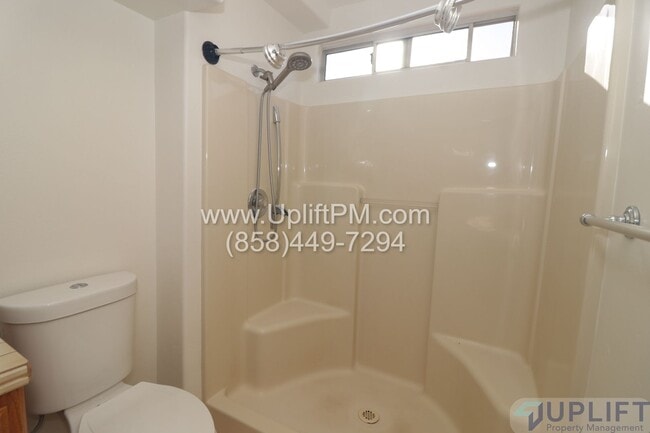 Building Photo - 4 Bedroom 2.5 Bath in San Diego Country Es...