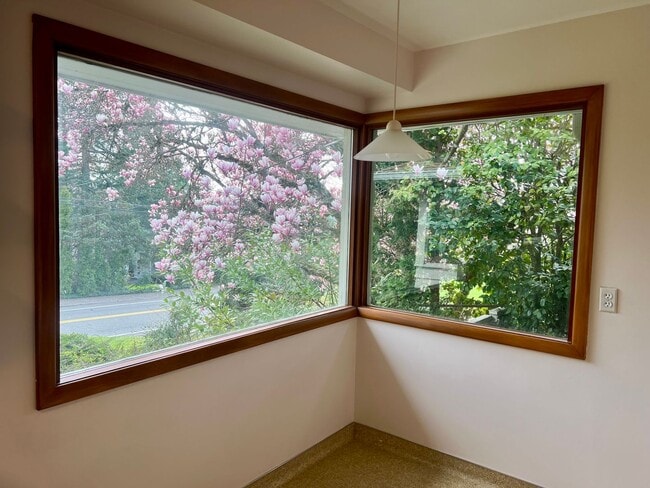 Building Photo - Charming 4 Bedroom Home with Fully Fenced Backyard!