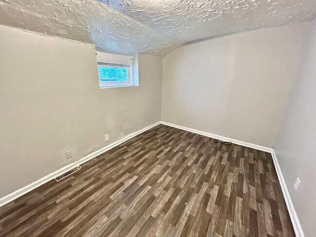 Building Photo - 3 Bedroom Available!!