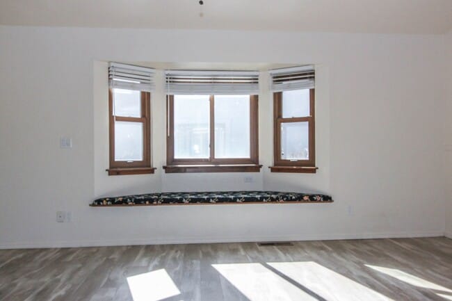 Building Photo - 3 Bedroom 2 bath in Diamond Valley