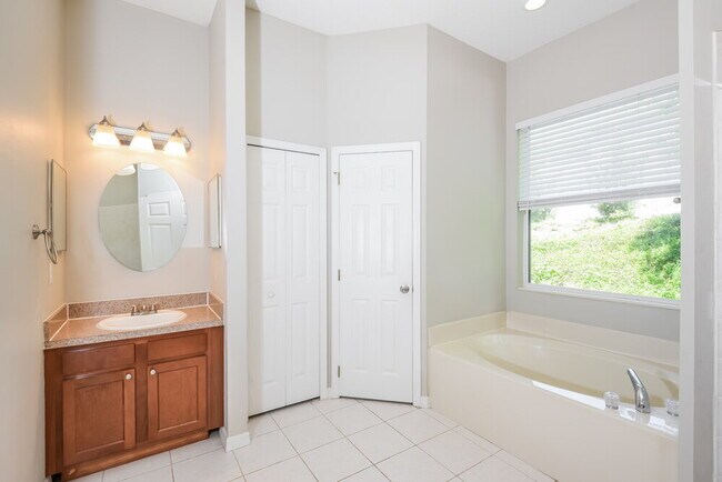 Building Photo - 1752 Southern Oak Loop