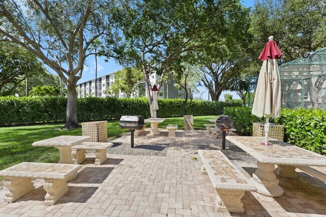 Building Photo - 2106 S Cypress Bend Dr