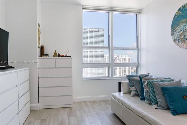 Building Photo - 950 Brickell Bay Dr