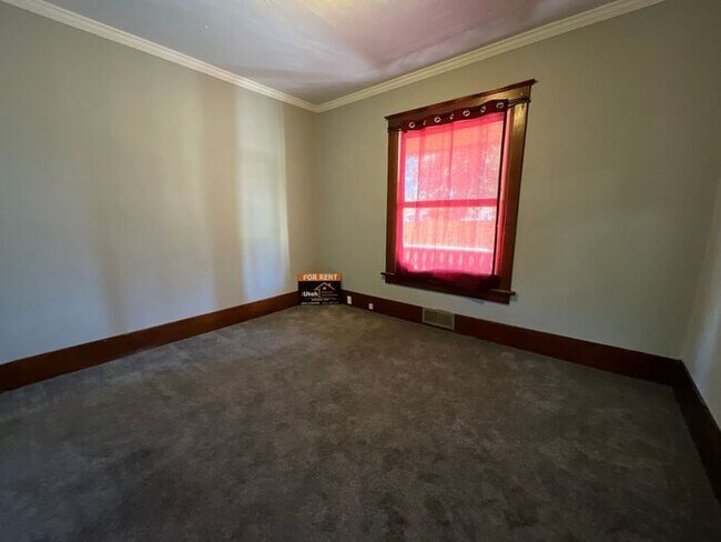 Building Photo - 3 bedroom 2 bath 1 car garage Home- Small Dog Friendly