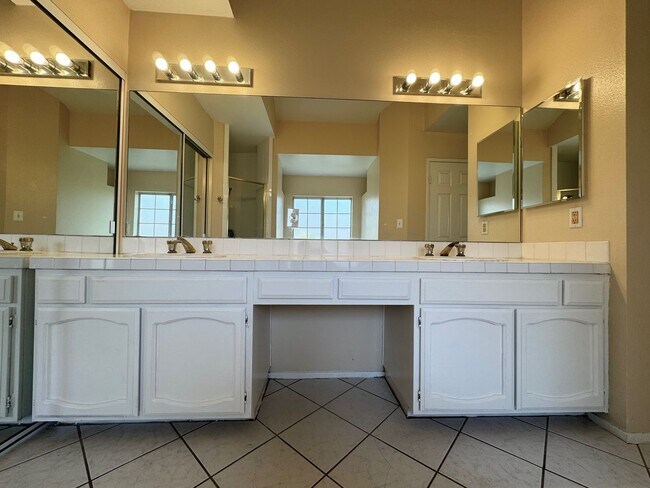 Building Photo - Large, end-unit townhome in the heart of Thousand Oaks