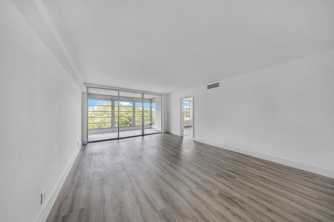 Building Photo - 3151 S Palm Aire Dr