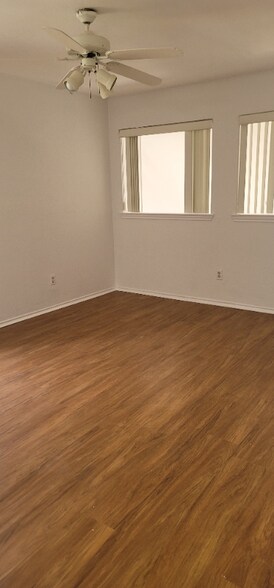 Building Photo - Room in Condo on Walnut St