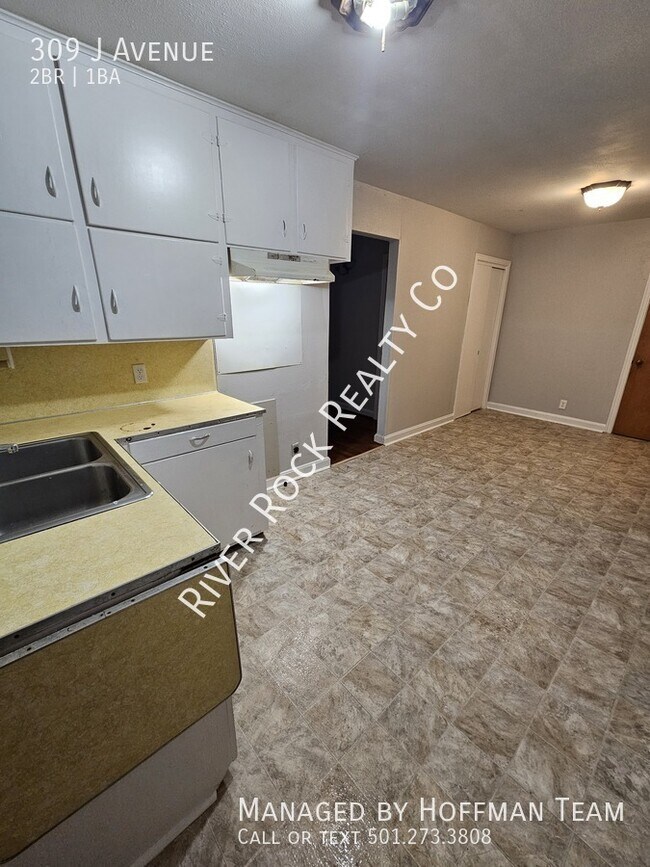 Building Photo - 309 W J Ave