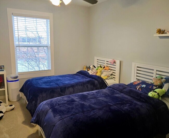 Building Photo - 571 Springbrook Trail N