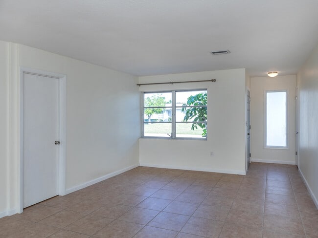 Building Photo - 438 Clover Rd