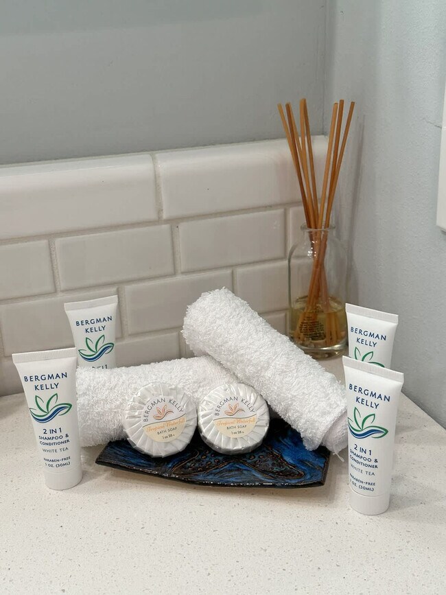 Building Photo - 1113 Pompano Ave