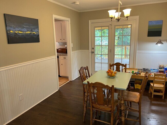 Building Photo - Awesome Green Acres Home!