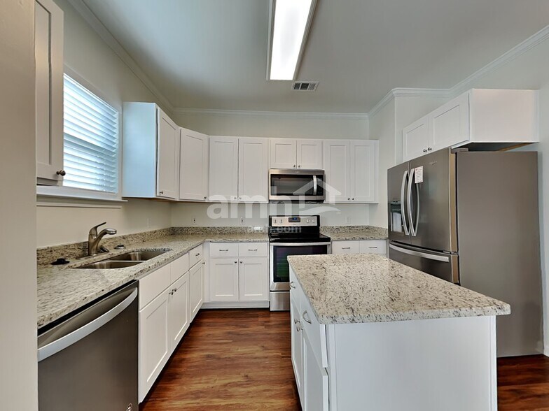 Building Photo - 625 Summer Hill Way