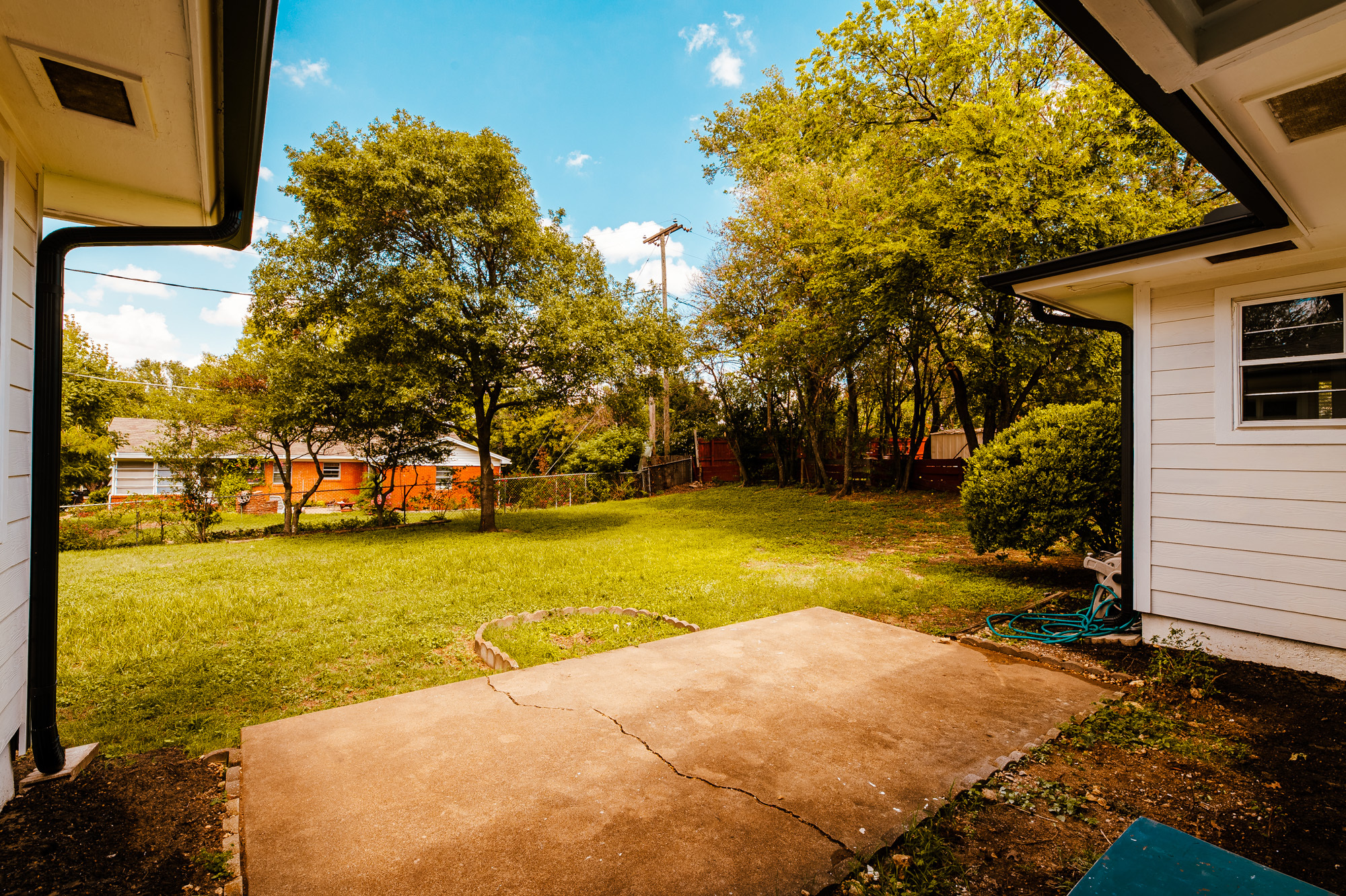Large fenced in backyard - 3300 Medina Avenue