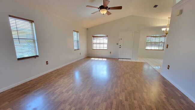 Building Photo - Fantastic 3 Bed/ 2 bath + Den ~ UTC Distri...