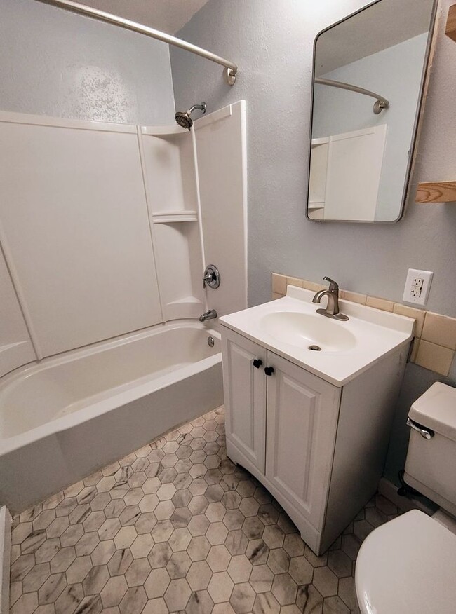 Building Photo - Winter Special-$300 Off Cute 2/BD-1 Bath H...