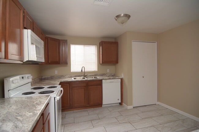 Building Photo - Updated 2 Bedroom 1 Bath! Located in Convenient Central Tucson Location!
