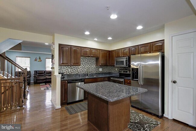 Building Photo - 7055 Oak Grove Way