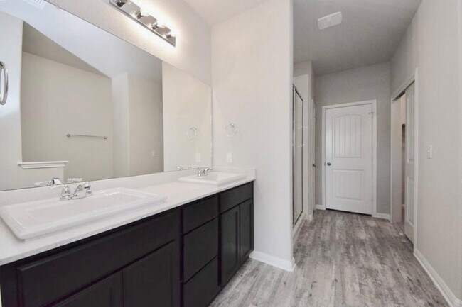 Building Photo - 1701 Logan Dr