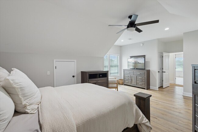 Building Photo - 1513 Paris Ave