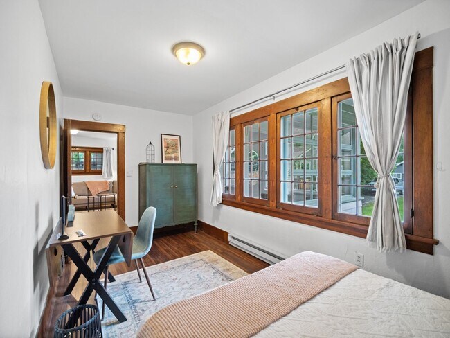 Building Photo - Charming Furnished 2BR Bungalow in Rockwood