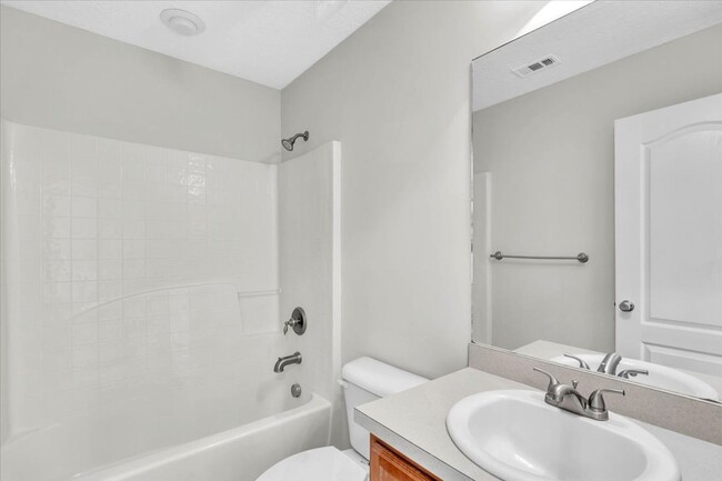 Building Photo - 3 Br, 2.5 Ba Townhome In Richmond Hill