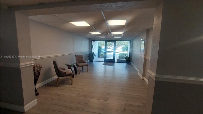 Building Photo - 901 Hillcrest Dr