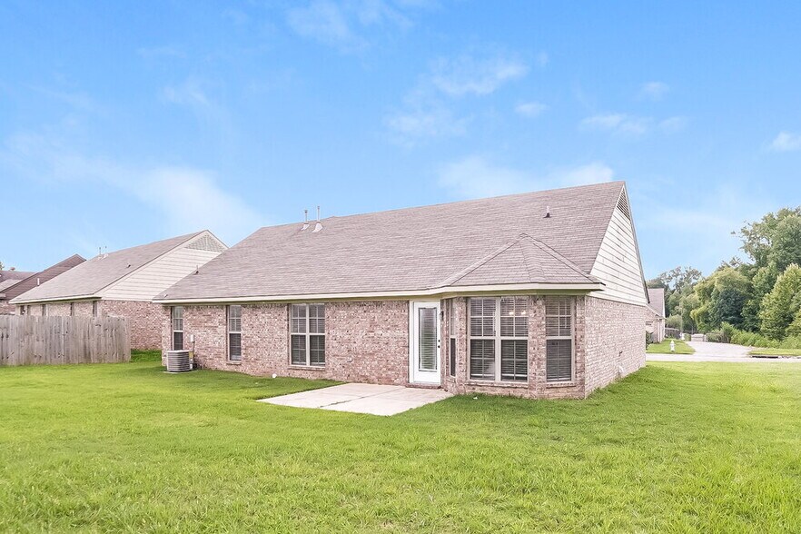 Building Photo - 8152 Park Pike