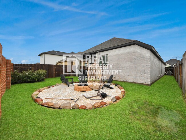 Building Photo - Like-New 2023 Single-Story in Sienna with Open-Concept Living